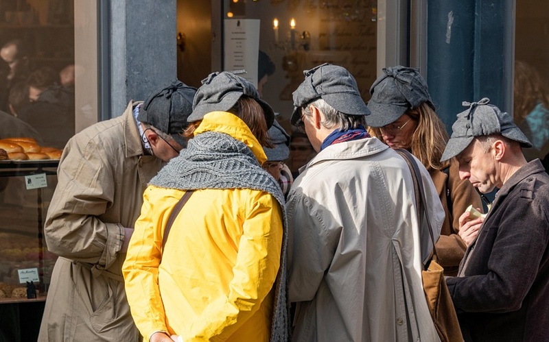 An office team solving a puzzle together on one of our corporate teambuilding hunts