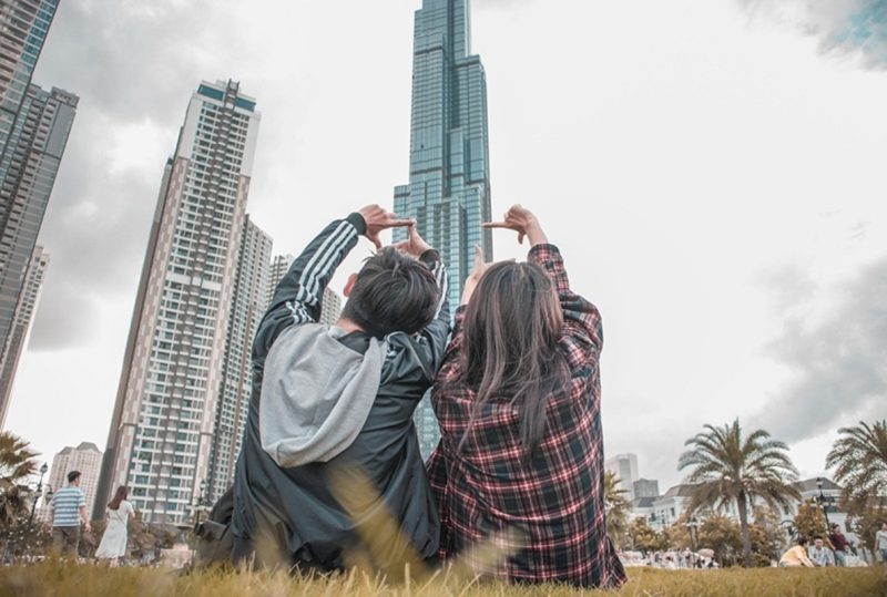 couple doing a romantic scavenger hunt for date night in Perth